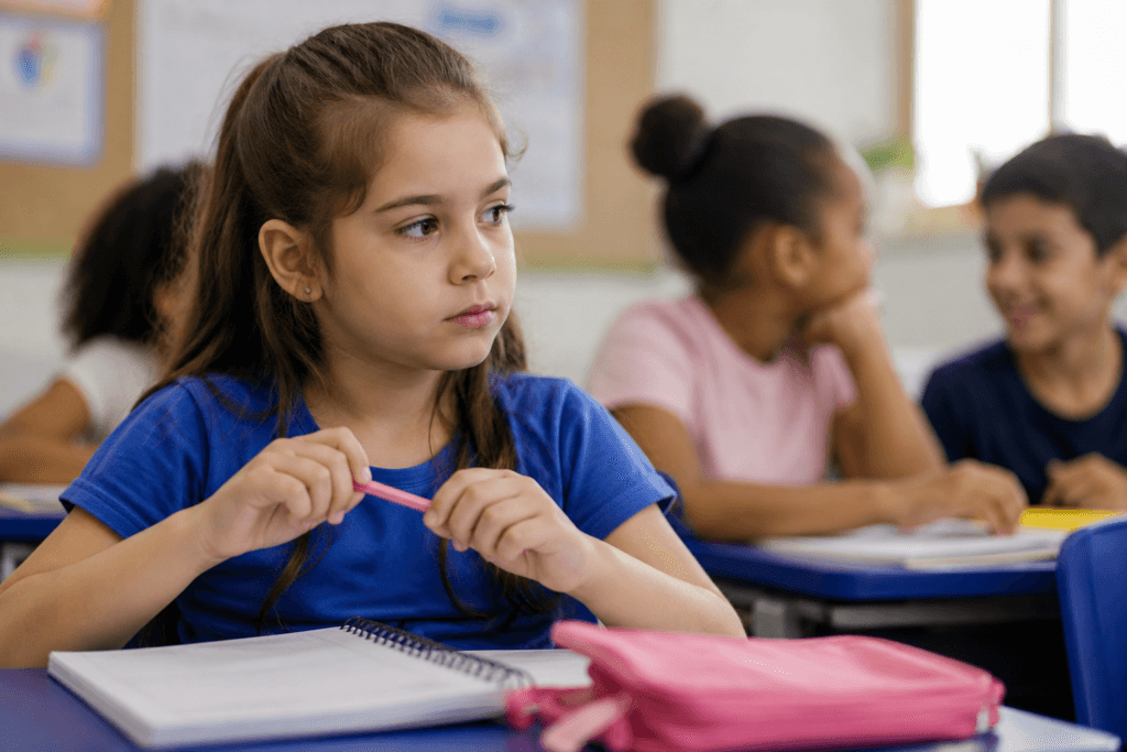sinais de autismo em meninas durante atividade escolar